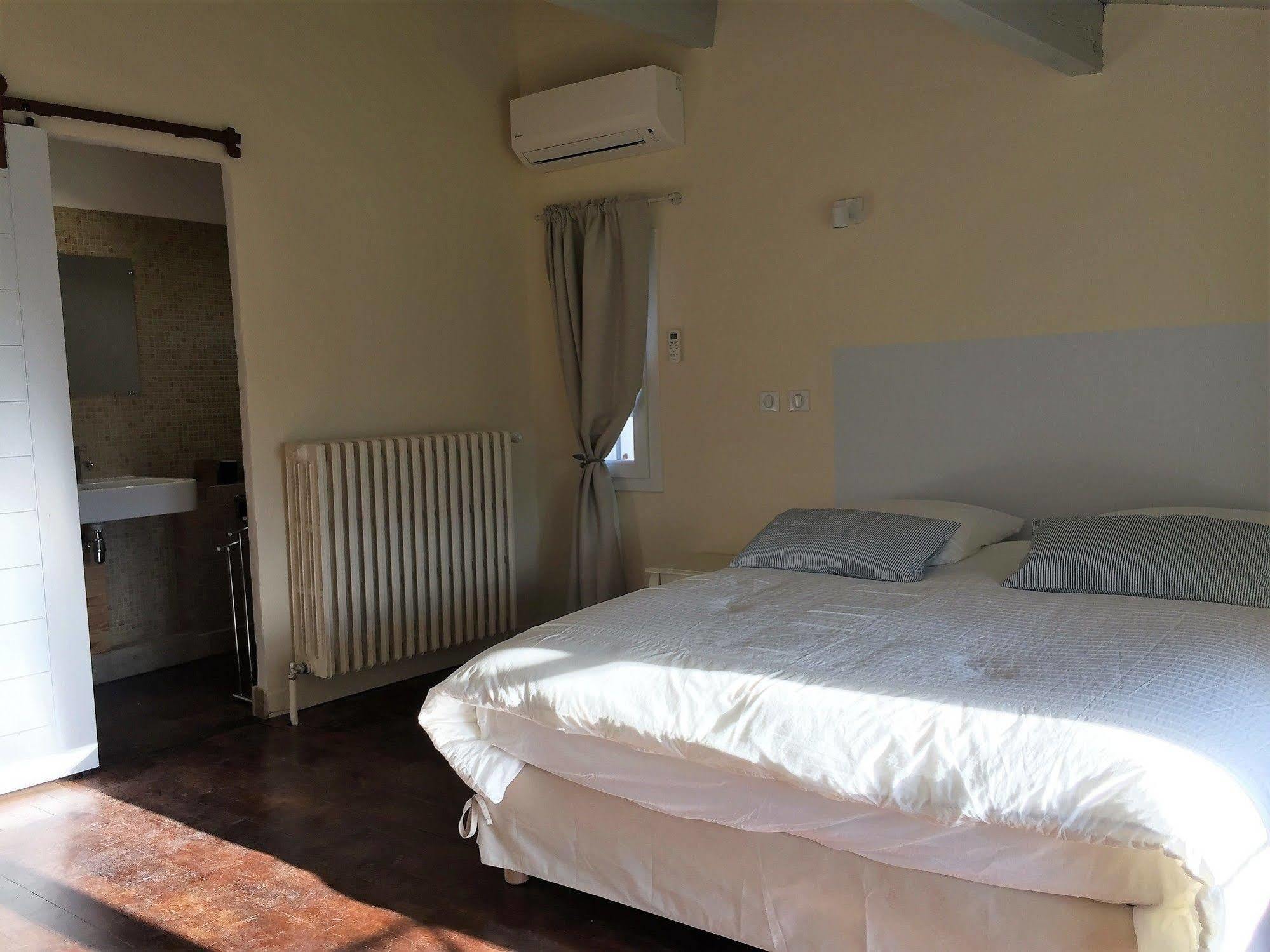 Hôtel Domaine De La Pomme à Trets Extérieur photo